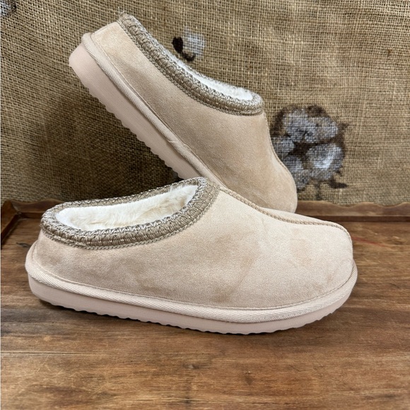 NIB, Very G, Sparks, Nude, Faux Fur Interior - Picture 2 of 8